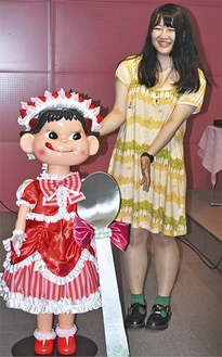 島川さん（右）のデザインした衣装を身にまとうペコちゃん人形