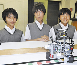 大会に臨む（左から）中村さん、堀川さん、浅野さん