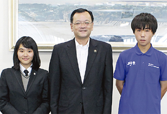 （左から）益田さん、落合市長、渡邊さん