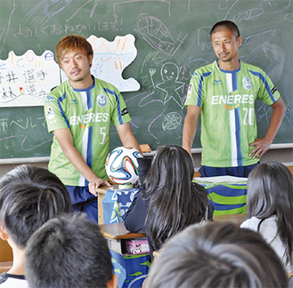 児童の質問に答える古林選手（左）と坪井選手