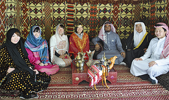 アラブブースに設置されたテントで記念撮影する留学生と学生たち