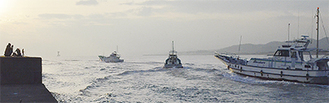 次々と平塚新港と須賀港を出て沖合に避難する漁船