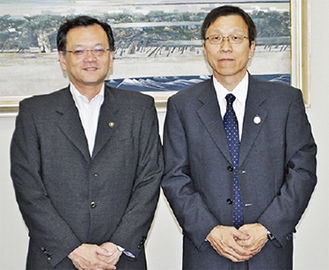 市長と並ぶ平川さん（右）