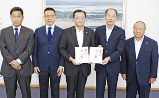 市長（中央）に義援金を渡す長谷川社長（右から２番目）