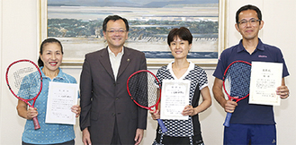 左から海老原さん、落合市長、倉橋さん、吉野さん