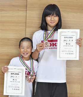 銅メダルに笑顔の長谷川姉弟