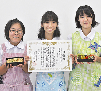受賞を喜ぶ（左から）福島さん、佐川さん、塚田さん