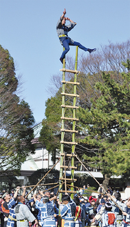 平塚古式消防保存会によるはしご乗り（写真は昨年）