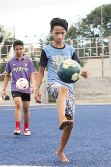 贈られたボールでサッカーを楽しむ子供たち（提供写真）