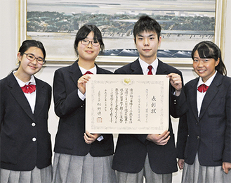 賞状をもち誇らしげな生徒（左から）竹田裕奈さん、池谷真衣子さん、齊川大輝さん、平野理奈さん