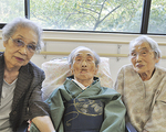 （左から）重松八生さん、芦川ツルさん、鈴木ミサヲさん