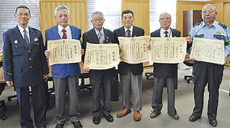 （左から）村松署長、高橋さん、齋藤さん、早川さん、吉川さん、岩本さん
