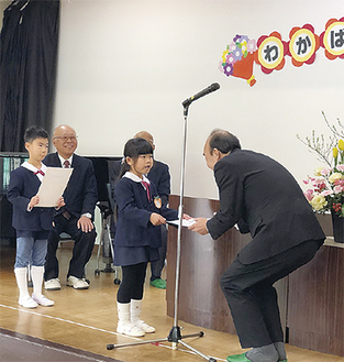 吉野教育長から証書を受け取る園児代表