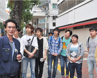 平塚駅前を紹介する伊藤さん（左）と学生ら