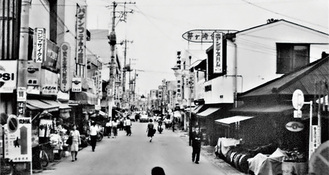 昭和40年代の茅ヶ崎銀座の街並（神奈川県立公文書館提供）