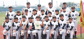 ６月の県軟式野球大会で優勝したチーム