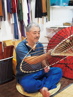 平塚の工房で和傘を制作する杉崎さん