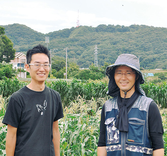 湘南平のテレビ塔を望む圃場で事業に取り組む白土代表（左）と内田さん