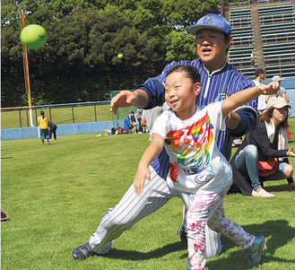 子供に投球フォームを教える鈴木さん