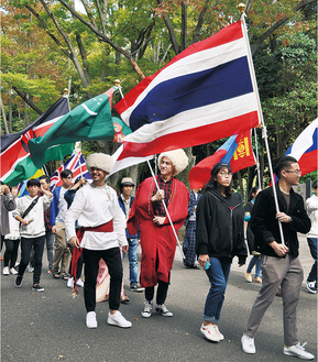 パレードに参加する留学生