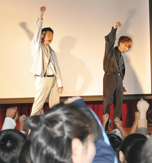 会場を盛り上げるSHINGOさんとTATSUさん（右）