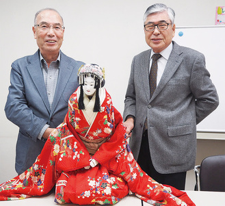 人形を操る鈴木実行委員長（左）