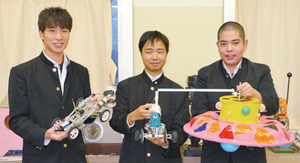 「匠」をもつ八重樫さん（左）と「ＵＦＯ」をもつ野村さん（中央）、機械部２年の濱野さん