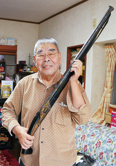 銃身に鶴と亀の装飾が施され、江戸前期に製造された火縄銃をもつ浅見さん