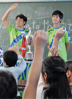 ６年１組で授業をした梅崎選手（左）と新井選手