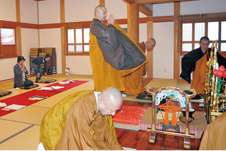 僧侶たちの唱和に続いて、参加者も経を読んでいた