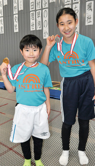 メダルを手に笑顔の金子君（左）と高崎さん