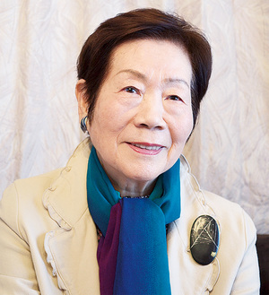 自宅で取材に応じる大藏氏。今も美術鑑賞やジャズダンス、地域活動に忙しい