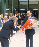 落合市長 笑顔で初登庁