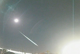 今年８月10日午後９時15分ごろ、市内で撮影された尾を引く火球。左上の明るい光は月、その右下は木星（撮影、画像提供・藤井大地さん）