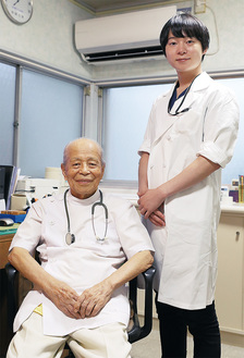 山梨医院の山梨煕一郎院長（左）と、孫の医師・医学博士の山梨治斗さん。「おじいちゃんと一緒に仕事ができるということが何よりうれしい」。