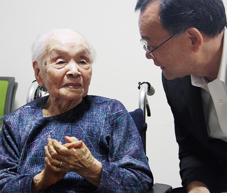市内最高齢109歳の岩本さん（左）と、長寿を祝って言葉を掛ける落合市長