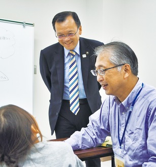 寺子屋学習を視察する市長（写真奥）