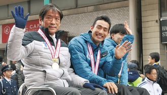 （左から）両角速監督、館澤亨次選手、西田壮志選手