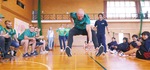立ち幅跳びを披露するリトアニアの選手