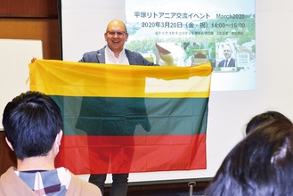 リトアニアの国旗の解説をするアンドリュスさん