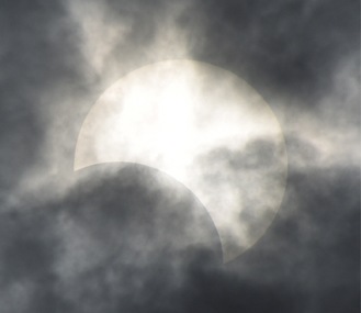 月が重なり、左から下部分にかけて欠ける太陽（21日午後４時56分、平塚市総合公園）