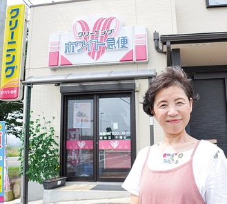 伊勢原市大田店の亀井良美さん17年前にホワイト急便の取次店を開業し、夫婦で店を切り盛りする