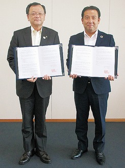 落合克宏市長(左)と野田支社長