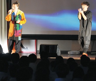 生徒を前に歌や踊りを披露する天道さん（左）と北村さん
