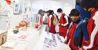 市博物館の展示を見る生徒たち