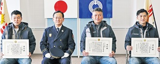 （左から）五十嵐さん、赤木消防長、高瀨直也代表、高瀨勇太さん