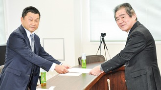 久保田会長から感謝状を受け取る花岡代表（左）