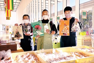 平塚市役所１階のショップで販売するスタッフ（高橋会長は左）