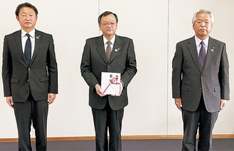 （左から）浅沼部長、落合市長、石崎理事長