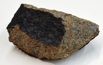習志野隕石。黒く見えるのが溶融被膜。